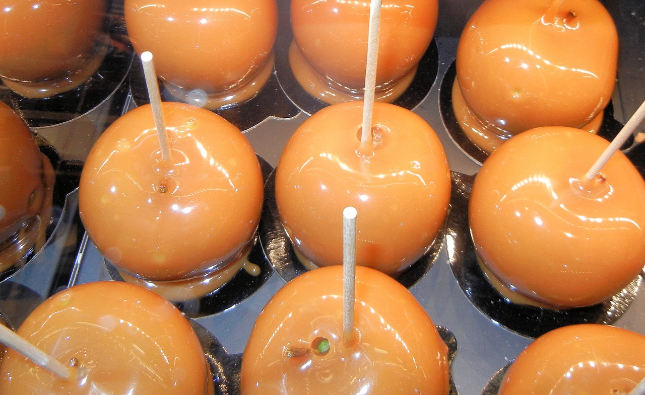 Turn Your Kitchen Into A Carnival With These Cannabis Caramel Apples